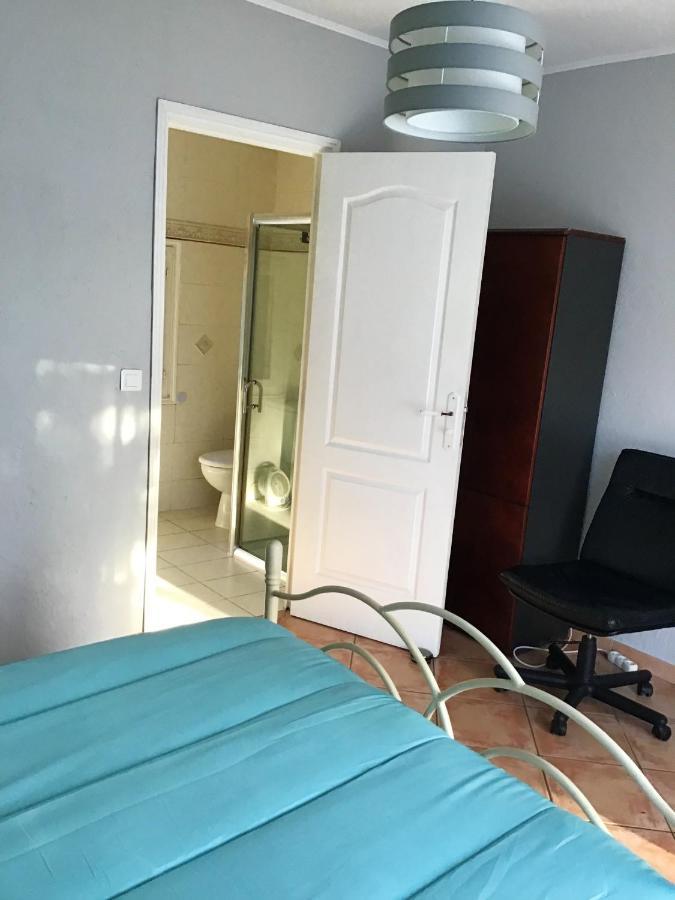 Charmant Appartement A Le Muy Avec Terrasse Et Jardin Bagian luar foto